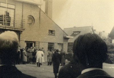 811797 Afbeelding van de op het schoolplein van de Johan de Wittschool (Beethovenplein) te Utrecht verzamelde leden van ...